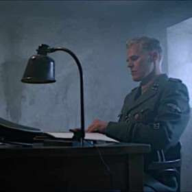 Ludzie i Bogowie - Alfred Luft Film Still Ludzie i Bogowie Verhör