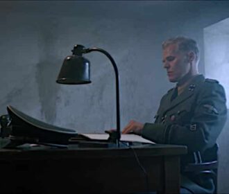 Ludzie i Bogowie - Alfred Luft Film Still Ludzie i Bogowie Verhör